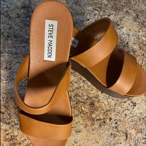 Very confortable straight heel. worn only once no visible sign By Steven Maden